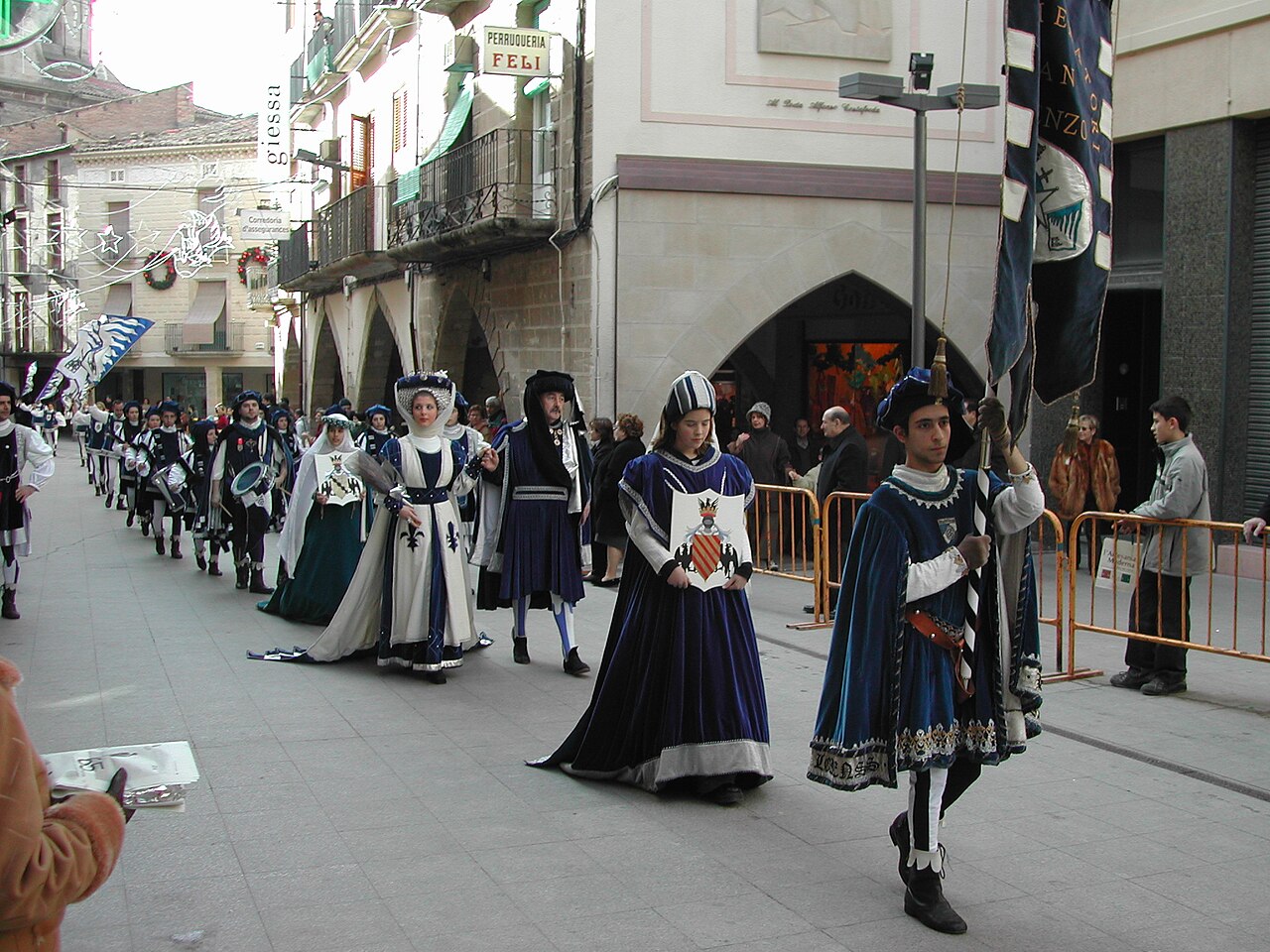 Standard bearers of Alba marching at Tarrega.