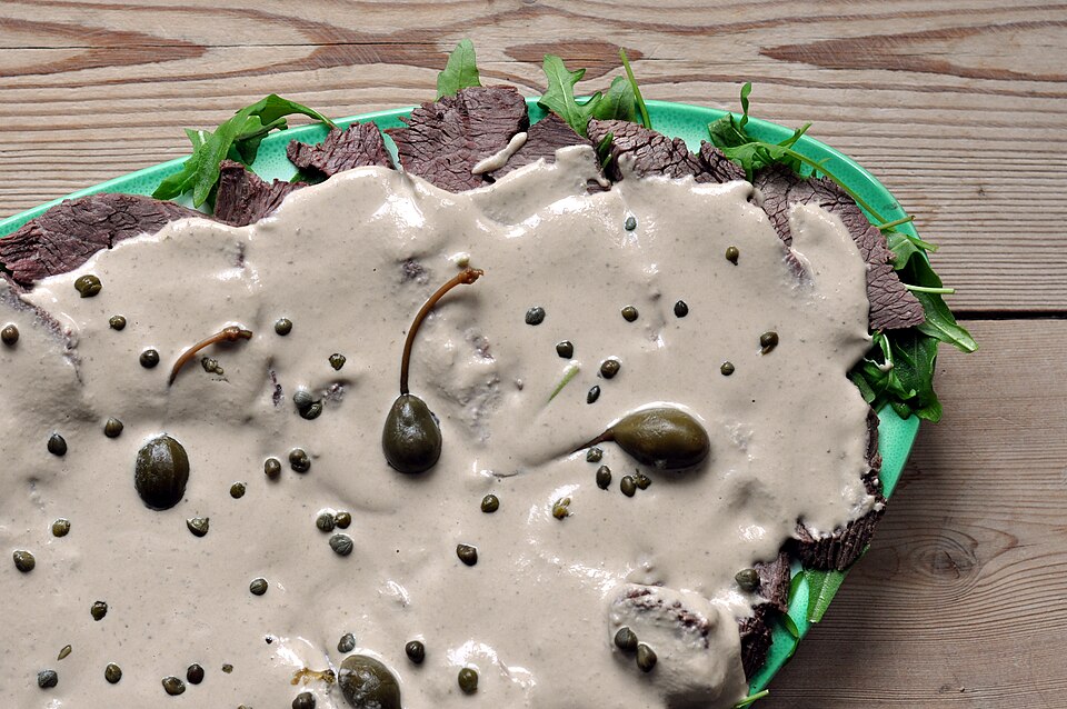 vitello tonnato piemontese in un piatto verde