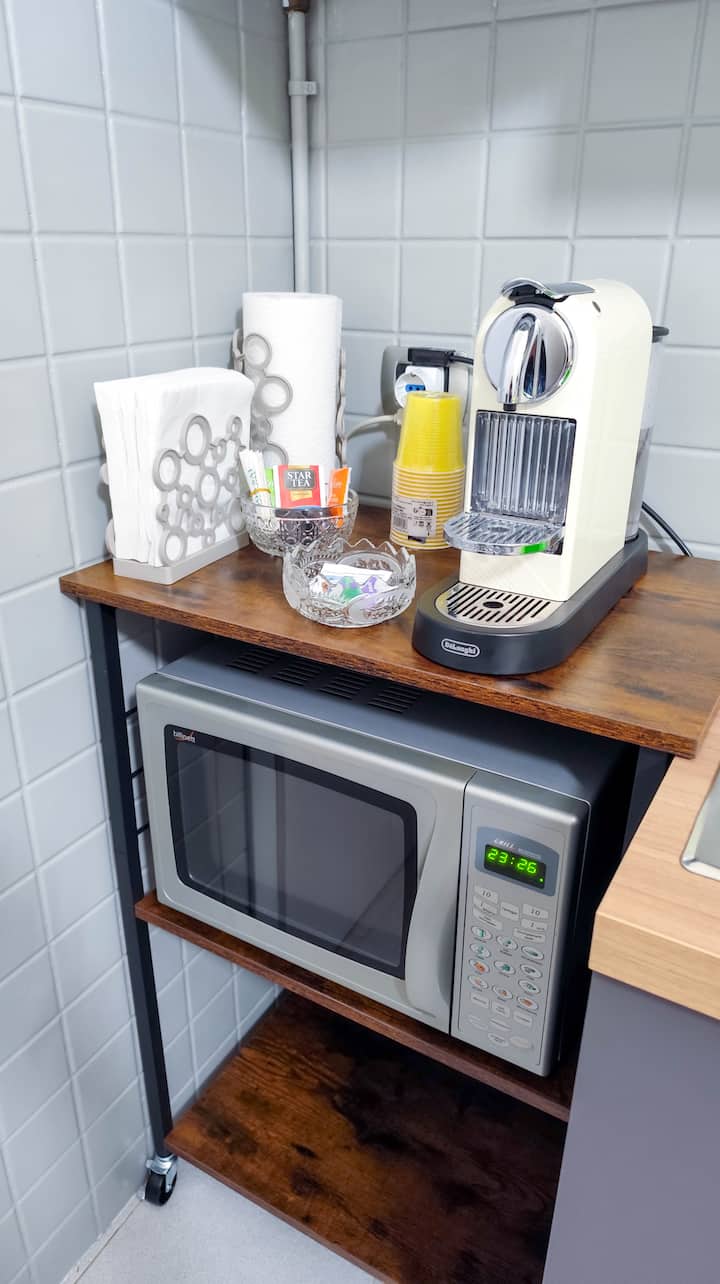 Angolo microonde e macchina del caffè