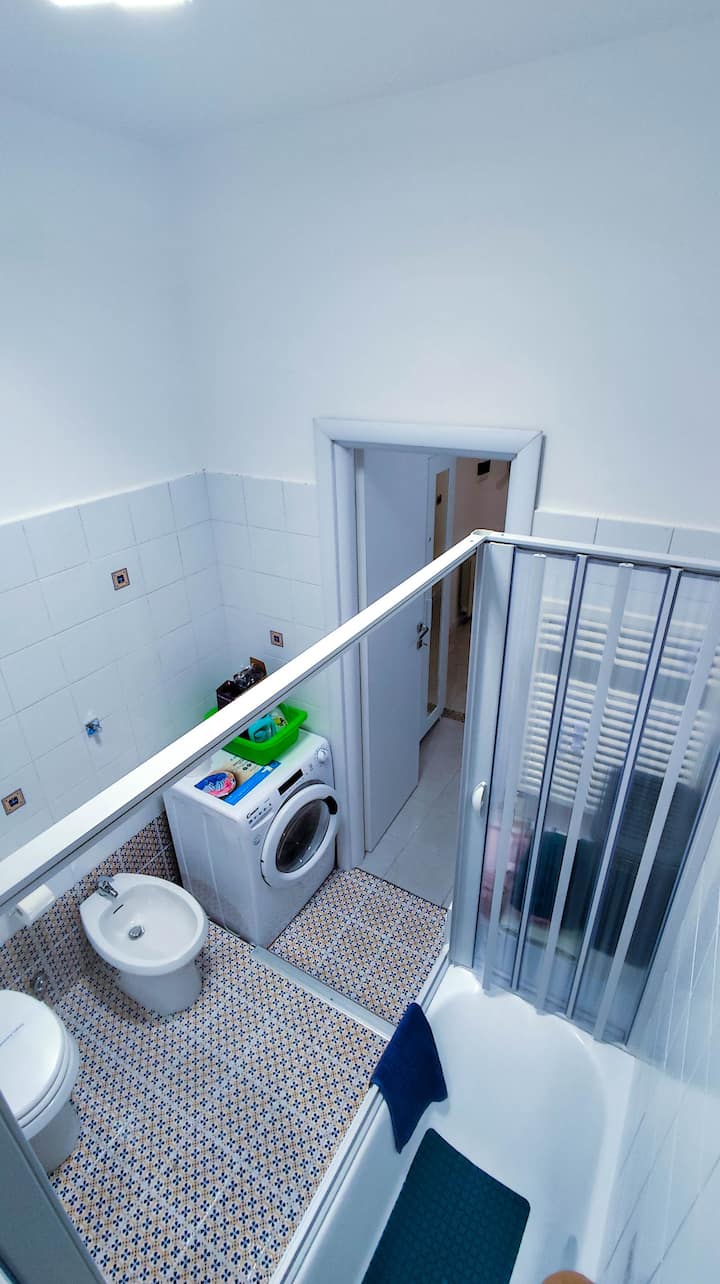Bagno completo con doccia e lavatrice con asciugatrice